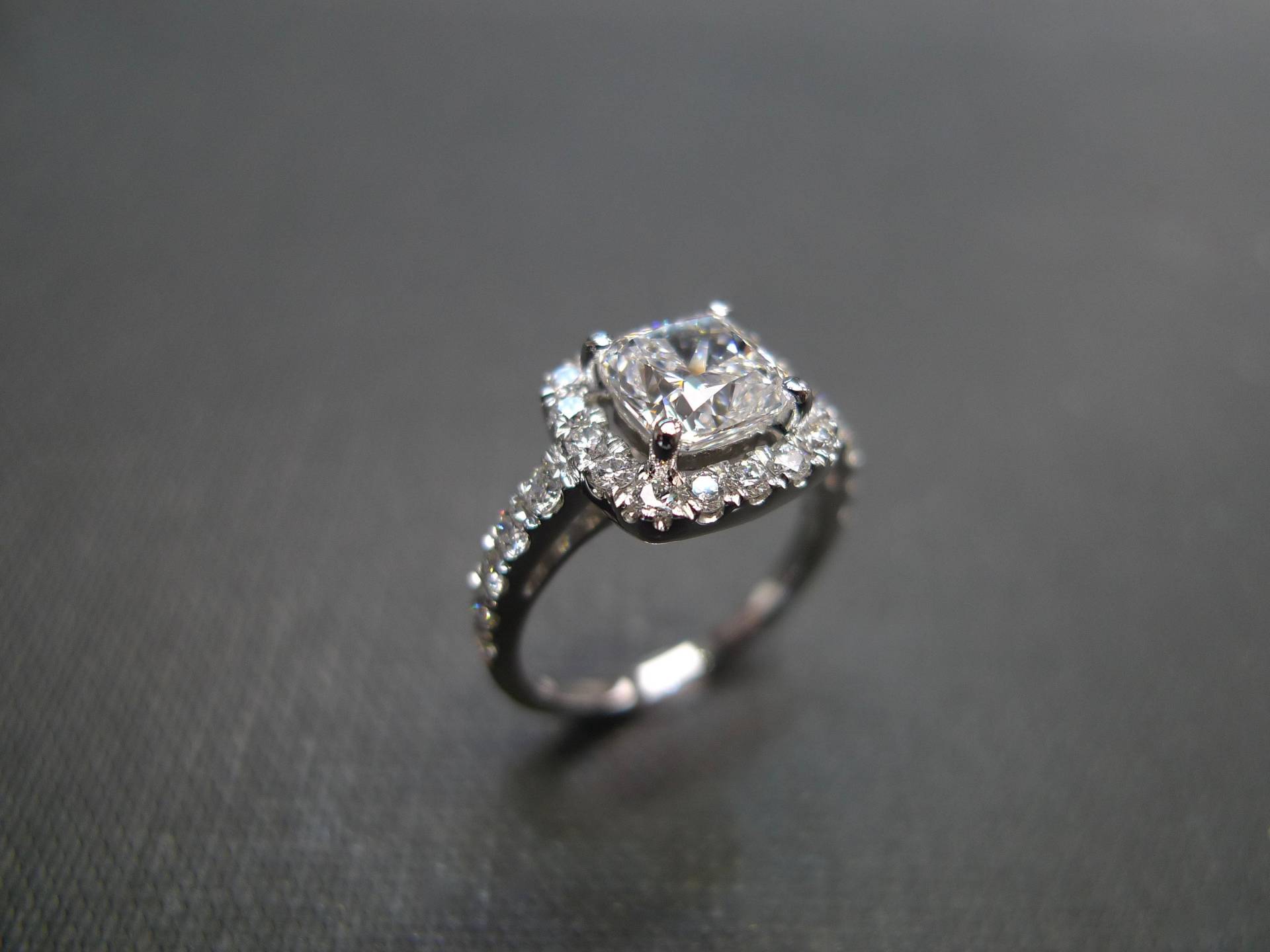 1.50Ct Kissenschliff Diamant Halo Verlobungsring in 18K Weißgold 1.50Ct Kissenschliff Diamant Halo Verlobungsring in 18K Weißgold von honngaijewelry