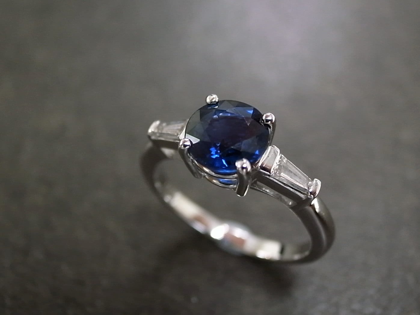 6 Mm Road Blue Saphir & Diamant Verlobungsring 14K Weißgold, Blauer Ring, Baguette Drei Stein Ring 6 Mm Road Blue Saphir & Diamant Verlobungsring 14K Weißgold, Blauer Ring, Baguette Drei Stein Ring von honngaijewelry
