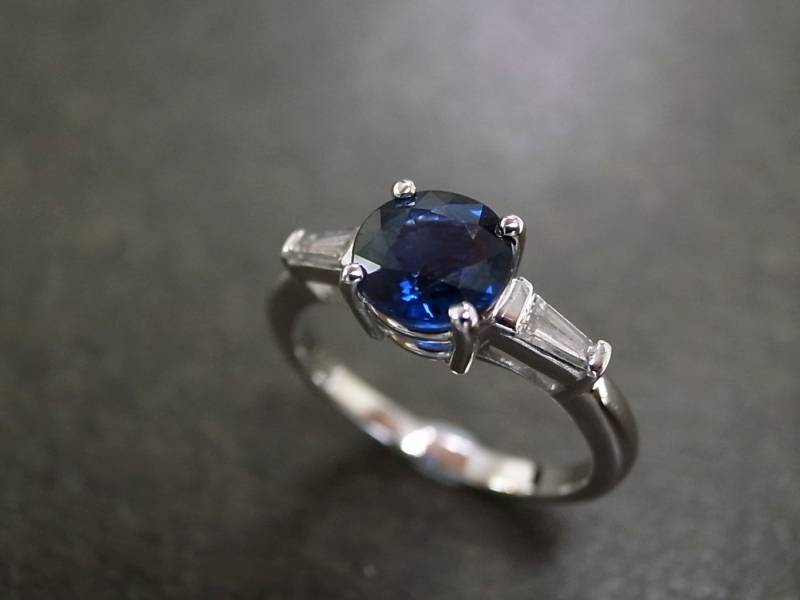 6 Mm Road Blue Saphir & Diamant Verlobungsring 14K Weißgold, Blauer Ring, Baguette Drei Stein Ring von honngaijewelry