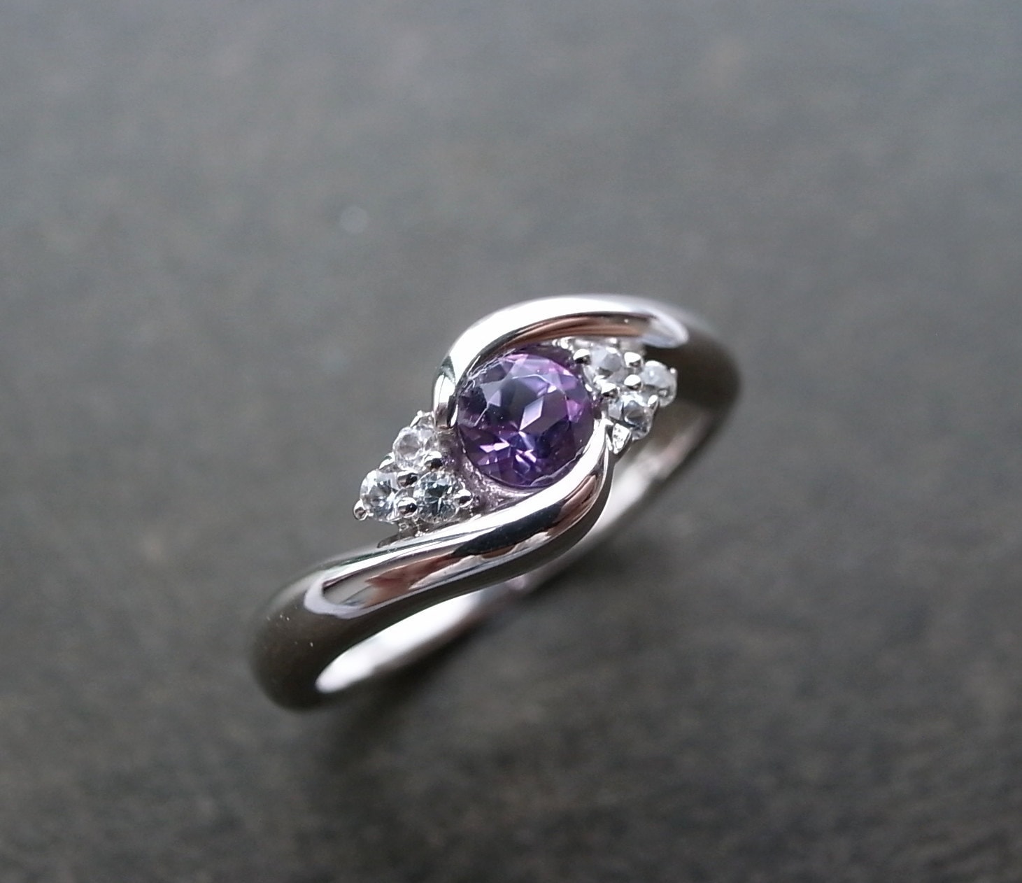 Amethyst Ring, Verlobungsring, Twist Lila Und Weißer Saphir Kurve Ring Amethyst Ring, Verlobungsring, Twist Lila Und Weißer Saphir Kurve Ring von honngaijewelry
