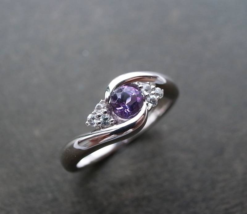 Amethyst Ring, Verlobungsring, Twist Lila Und Weißer Saphir Kurve Ring Amethyst Ring, Verlobungsring, Twist Lila Und Weißer Saphir Kurve Ring von honngaijewelry
