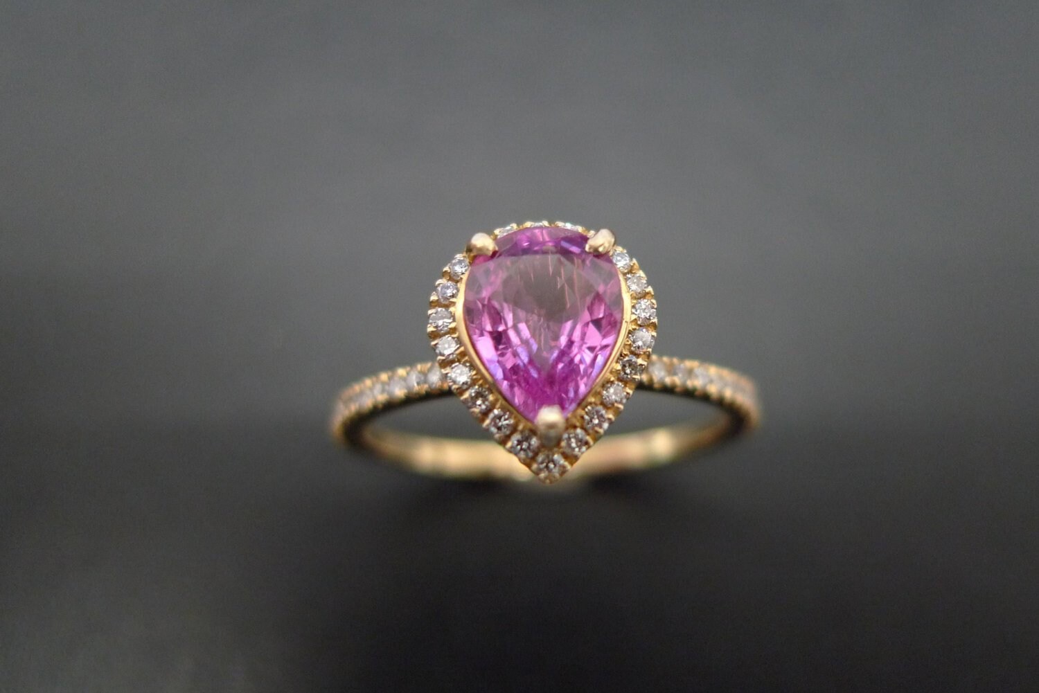 Birnenförmiger Verlobungsring Aus 14K Gelbgold, Mit Rosa Saphir Birnenförmiger Verlobungsring Aus 14K Gelbgold, Mit Rosa Saphir von honngaijewelry