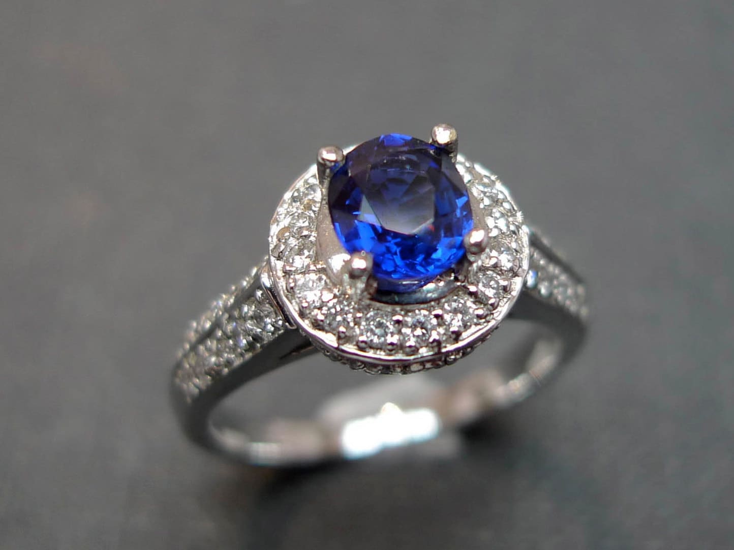 Blauer Saphir Diamant Verlobungsring Aus 18K Weißgold Blauer Saphir Diamant Verlobungsring Aus 18K Weißgold von honngaijewelry