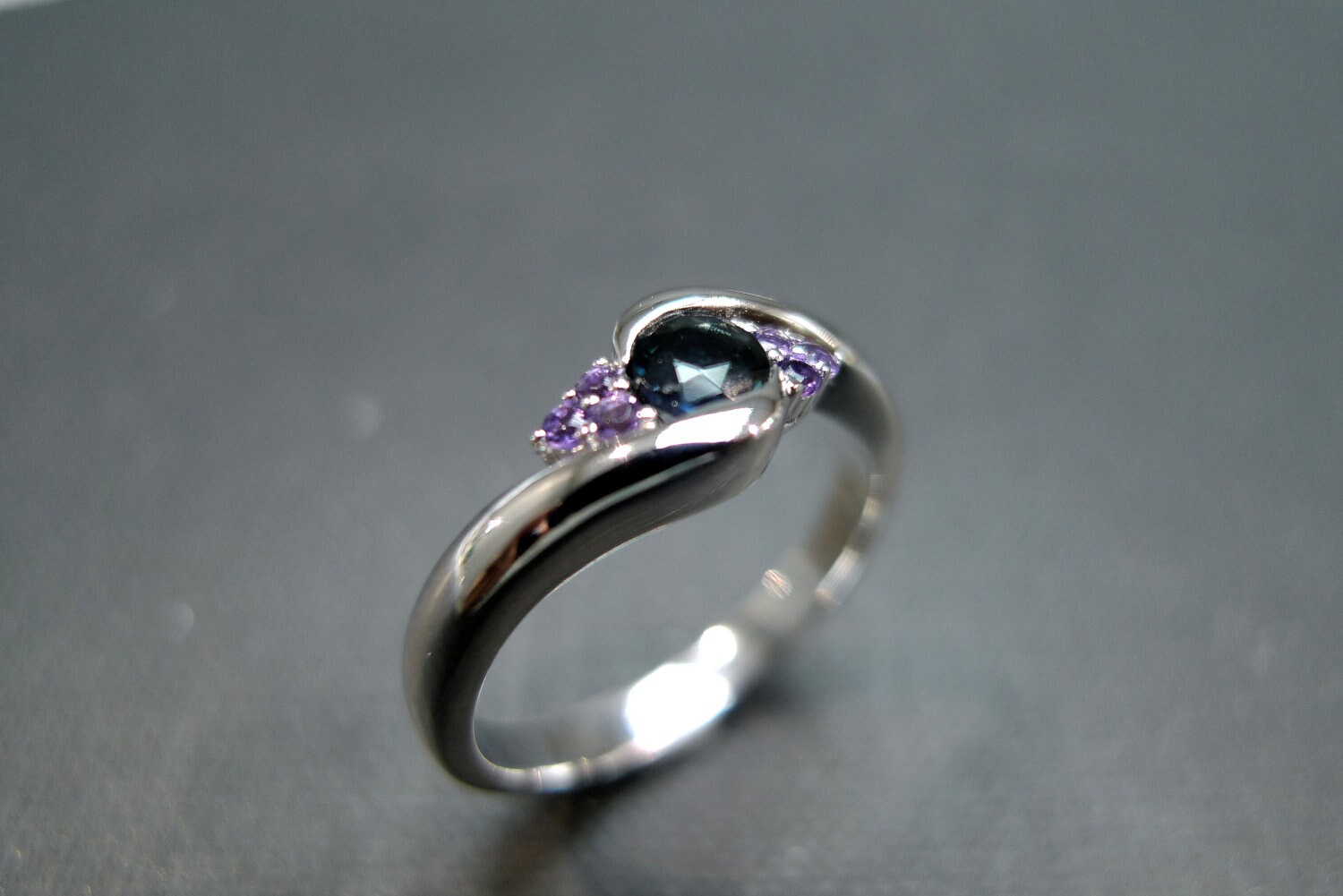Blauer Saphir Mit Amethyst Verlobungsring in 14K Weißgold, Geschenke Für Sie, Gedrehtes Band, Spannring, Handgemachter Schmuck Nach Maß Blauer Saphir Mit Amethyst Verlobungsring in 14K Weißgold, Geschenke Für Sie, Gedrehtes Band, Spannring, Handgemachter Schmuck Nach Maß von honngaijewelry
