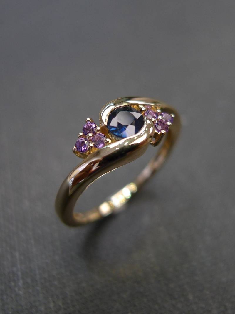 Blauer Saphir Spannring Verlobungsring Mit Amethyst Gelbgold Ehering Band, Jubiläum Geschenk Für Frauen von honngaijewelry