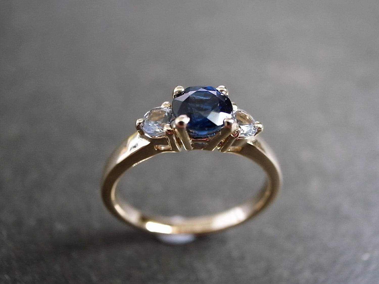 Blauer Saphir Und Weißer Drei-steine Verlobungsring in 14K Gelbgold Blauer Saphir Und Weißer Drei-steine Verlobungsring in 14K Gelbgold von honngaijewelry