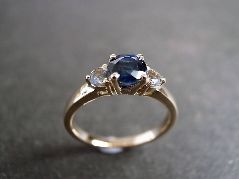 Blauer Saphir Und Weißer Drei-steine Verlobungsring in 14K Gelbgold von honngaijewelry