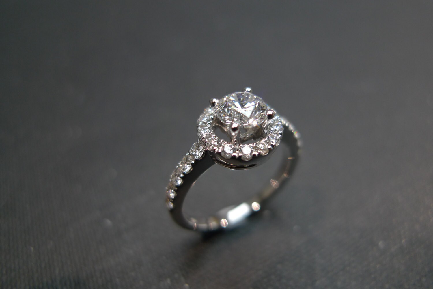 Diamant Bandring in 14K Weißgold Diamant Bandring in 14K Weißgold von honngaijewelry