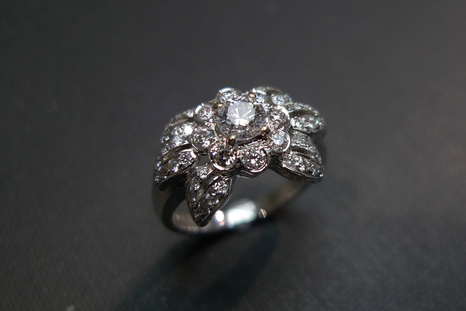 Diamant Ring Aus 14K Weißgold, Ehering, Blumenring, Verlobungsring, Band, Nach Maß, Personalisierter Schmuck Diamant Ring Aus 14K Weißgold, Ehering, Blumenring, Verlobungsring, Band, Nach Maß, Personalisierter Schmuck von honngaijewelry