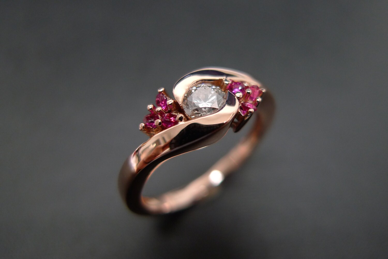 Diamant Ring Mit Rubin in 14K Roségold, Verlobungsring, Roségoldring, Rubinring, Band, Einzigartiger Diamant Ring Mit Rubin in 14K Roségold, Verlobungsring, Roségoldring, Rubinring, Band, Einzigartiger von honngaijewelry