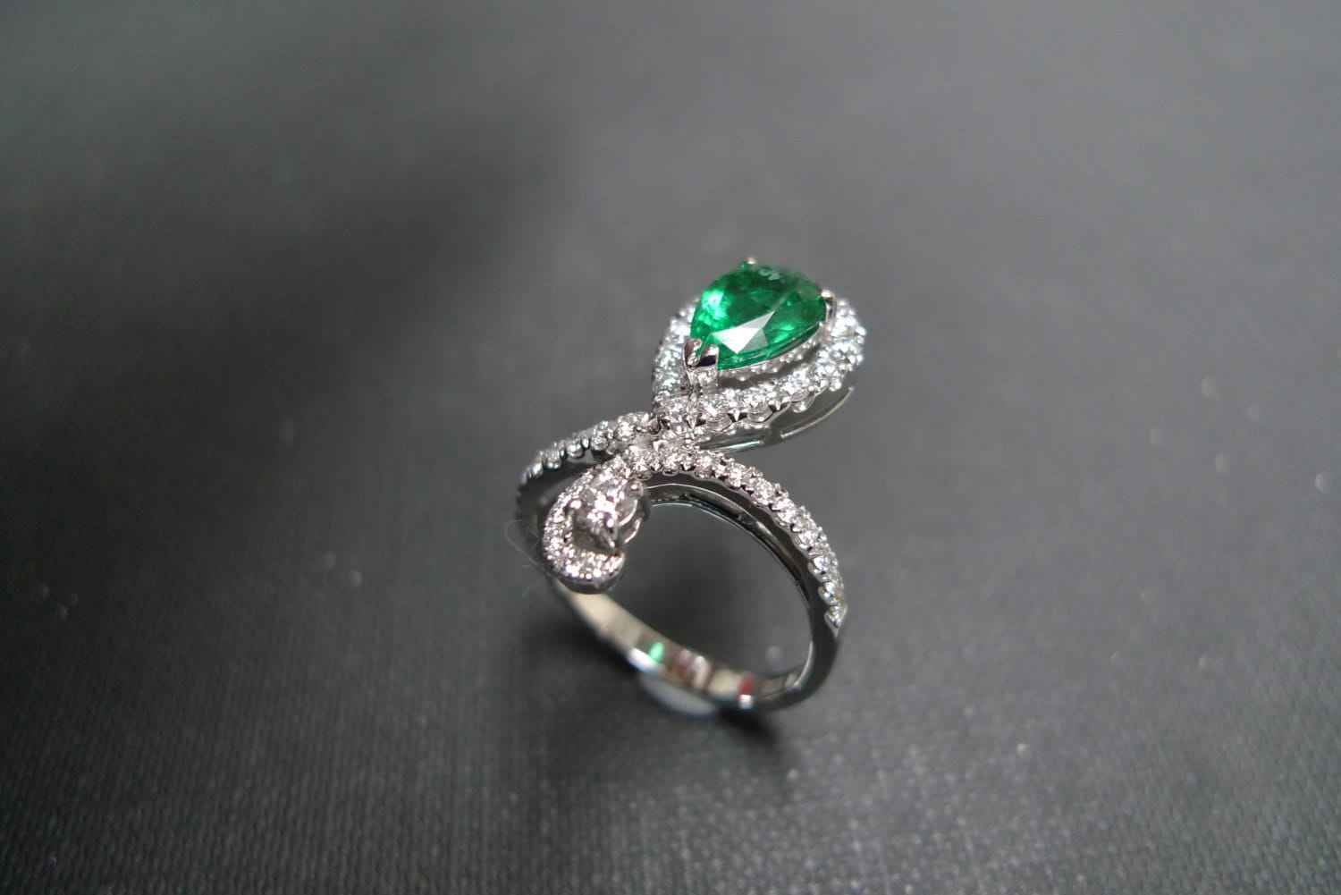 Diamant Und Birne Smaragd Ring in 750 Weißgold Diamant Und Birne Smaragd Ring in 750 Weißgold von honngaijewelry