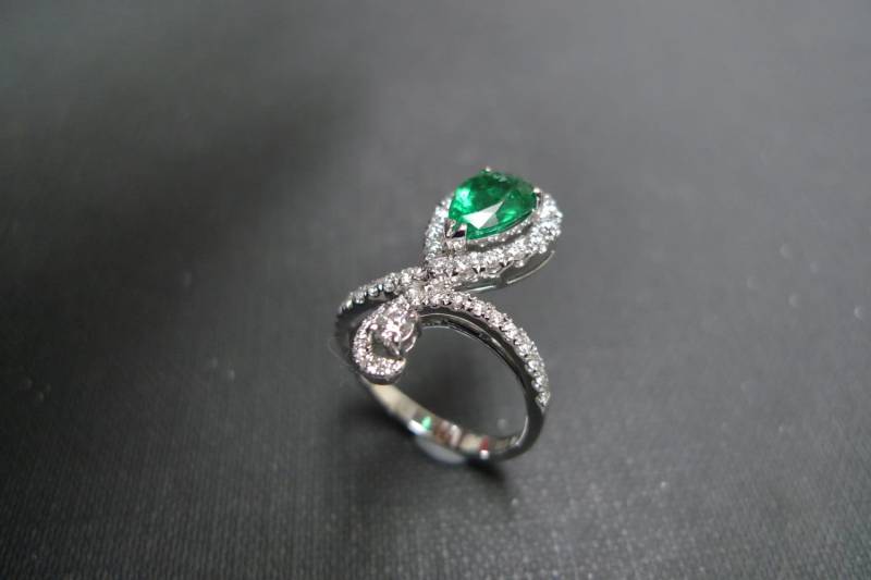 Diamant Und Birne Smaragd Ring in 750 Weißgold von honngaijewelry