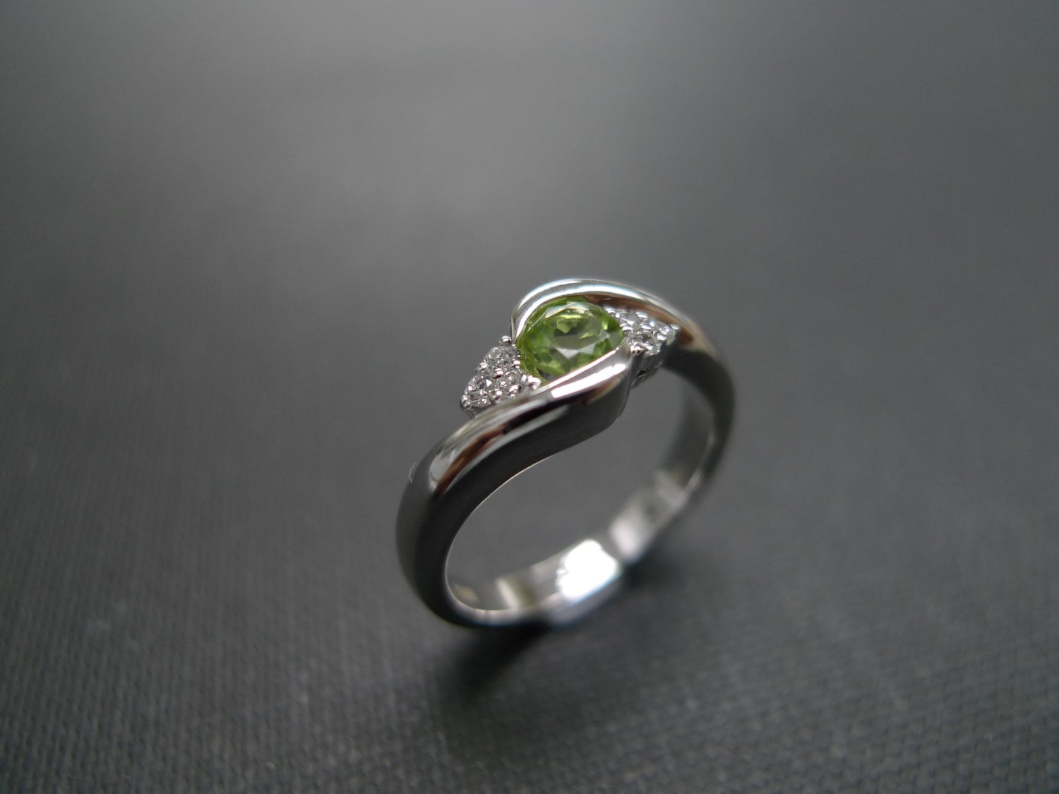 Diamant Verlobungsring Mit Peridot in 585Er Weißgold, Ring, Schmuck, Verlobungsring, Diamantring, Ehering Diamant Verlobungsring Mit Peridot in 585Er Weißgold, Ring, Schmuck, Verlobungsring, Diamantring, Ehering von honngaijewelry