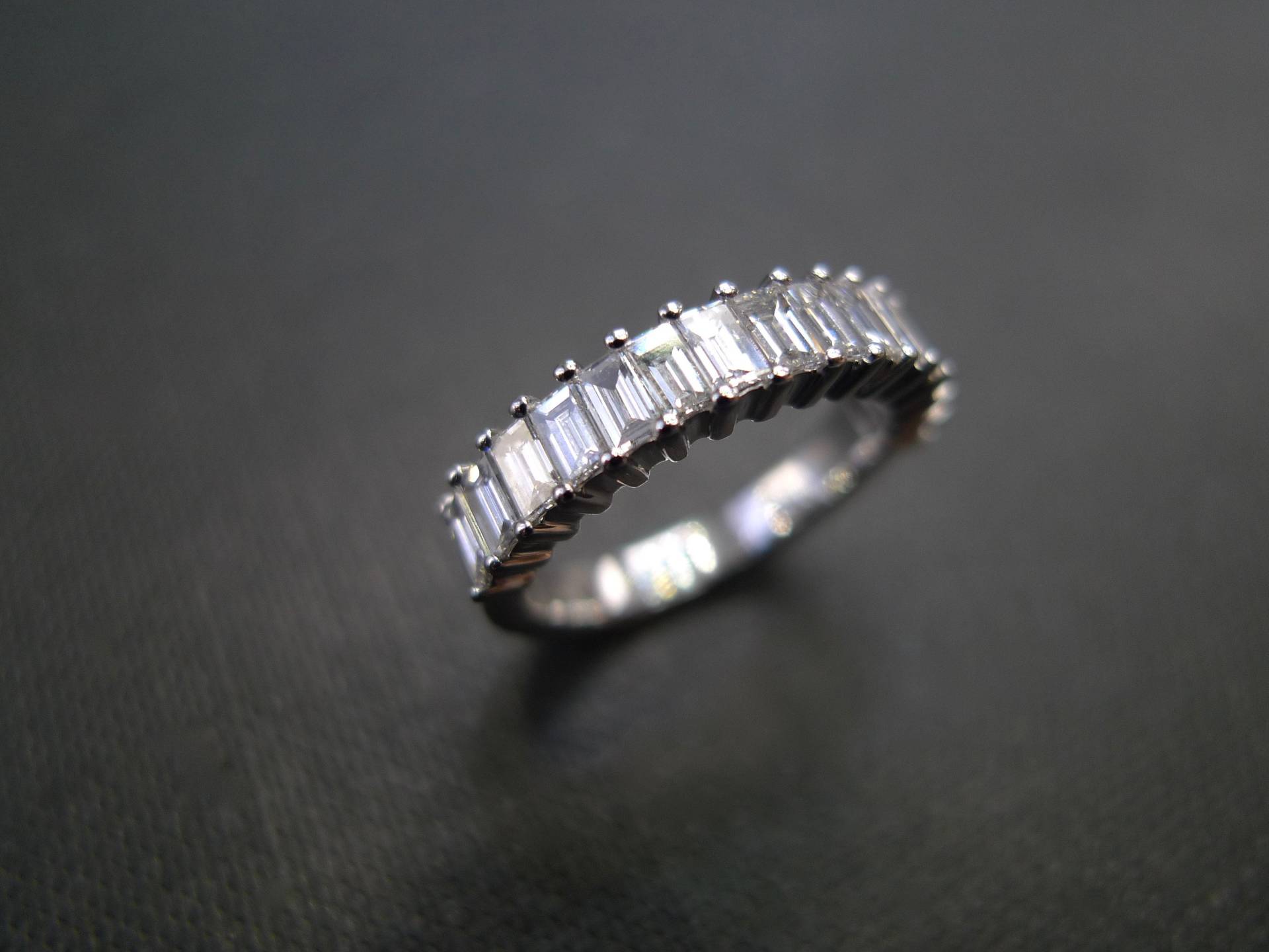 Diamanten Im Baguetteschliff Ehering Aus 18K Weißgold Diamanten Im Baguetteschliff Ehering Aus 18K Weißgold von honngaijewelry