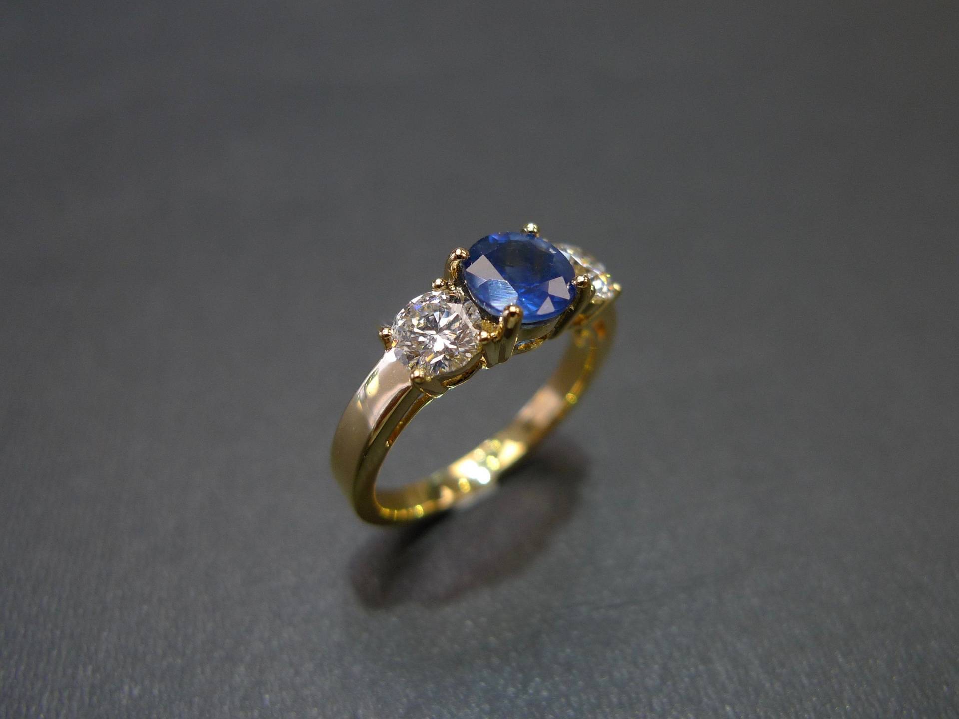 Dreistein-Verlobungsring Mit Diamant Und Blauem Saphir in 750Er Gelbgold Dreistein-Verlobungsring Mit Diamant Und Blauem Saphir in 750Er Gelbgold von honngaijewelry
