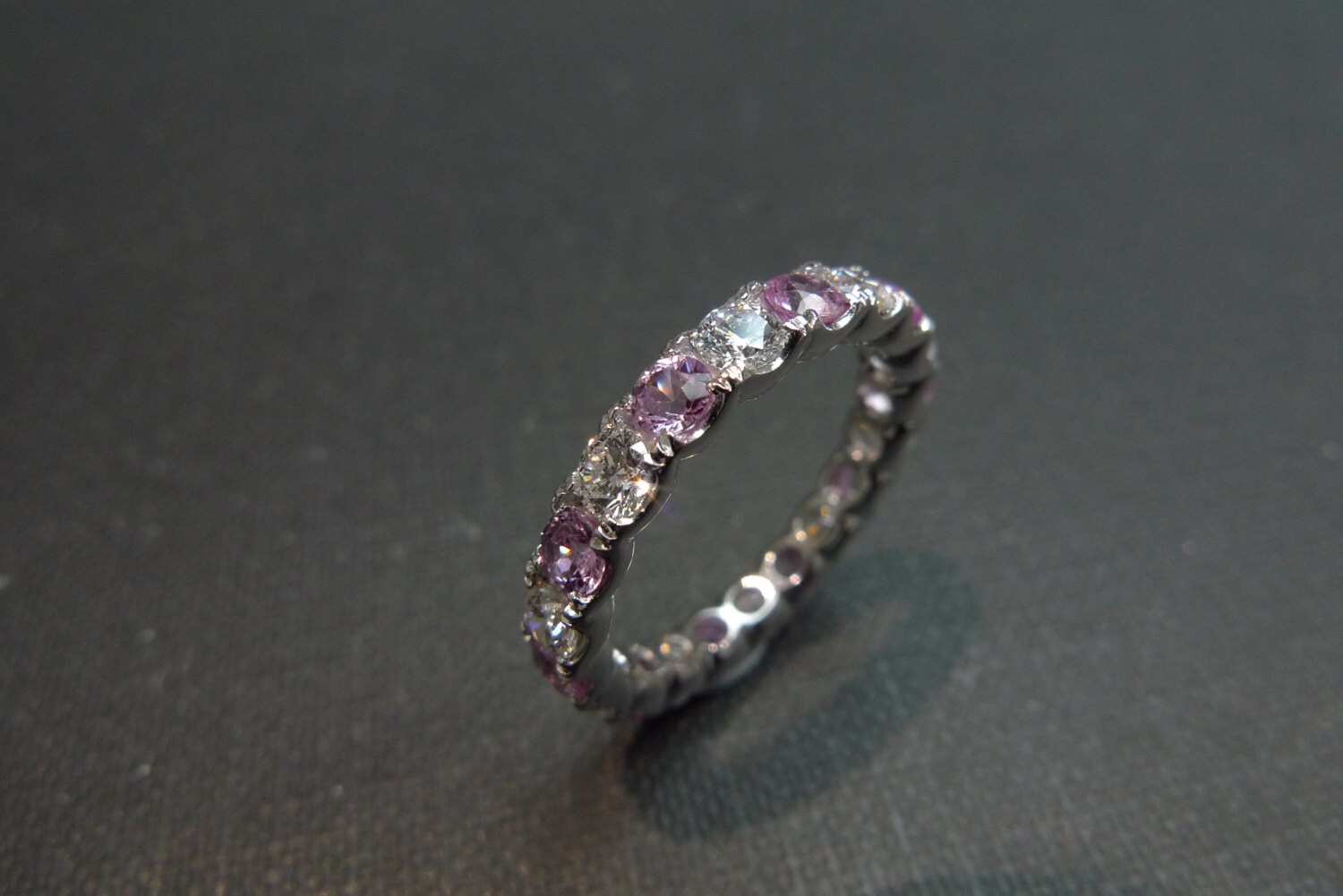 Eternity Diamant Und Pink Saphir Bandring in 14K Weißgold Eternity Diamant Und Pink Saphir Bandring in 14K Weißgold von honngaijewelry