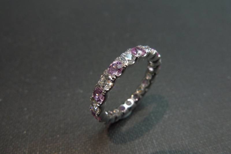 Eternity Diamant Und Pink Saphir Bandring in 14K Weißgold von honngaijewelry