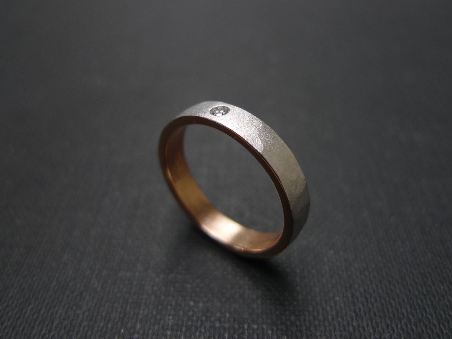 Gehämmerter Diamant Ehering in 14K Weißgold Gehämmerter Diamant Ehering in 14K Weißgold von honngaijewelry