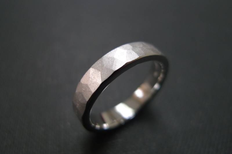 Gehämmerter Ehering Männer Satinband in 14K Weißgold von honngaijewelry