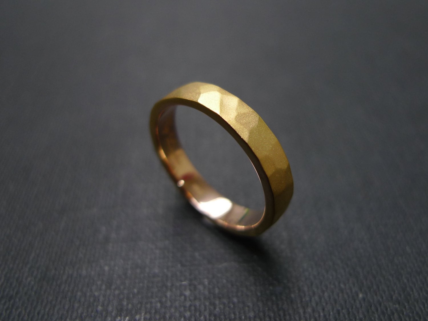 Gehämmerter Ring 14K Gold, Herren Ehering, Ring, Schmuck, Verlobungsring, Satin Rosegold Gehämmerter Ring 14K Gold, Herren Ehering, Ring, Schmuck, Verlobungsring, Satin Rosegold von honngaijewelry