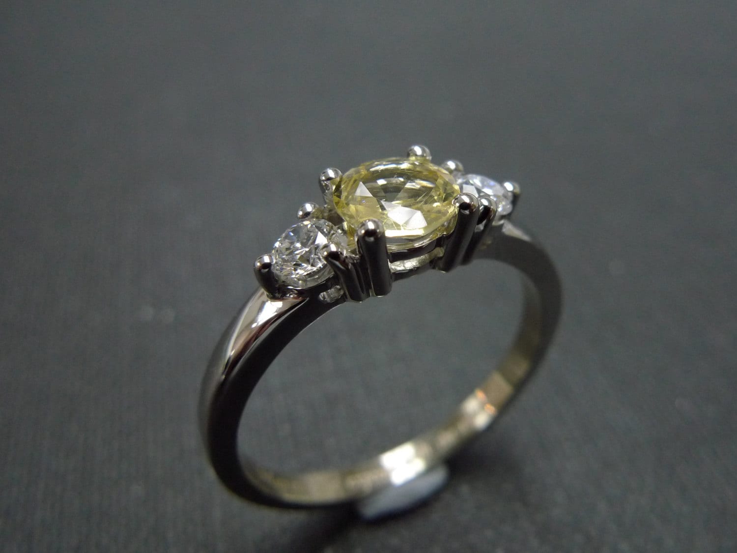 Gelber Saphir Verlobungsring Aus 14K Weißgold, Drei Stein Verlobungsring, Ring, Diamant Band Gelber Saphir Verlobungsring Aus 14K Weißgold, Drei Stein Verlobungsring, Ring, Diamant Band von honngaijewelry