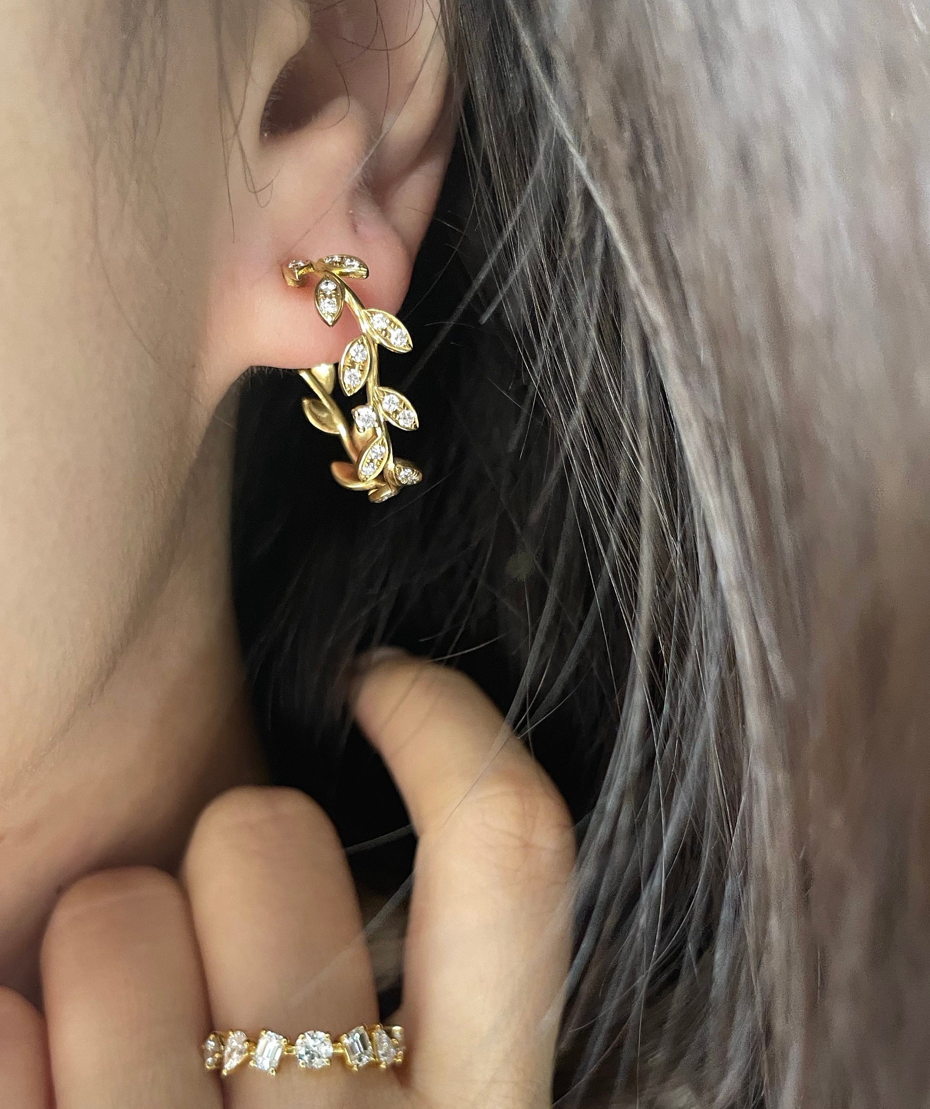 Goldene Blatt Hoop Diamanten Ohrring in 14K Gelbgold Goldene Blatt Hoop Diamanten Ohrring in 14K Gelbgold von honngaijewelry