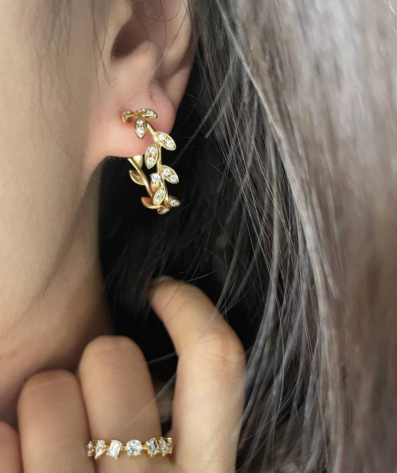 Goldene Blatt Hoop Diamanten Ohrring in 14K Gelbgold Goldene Blatt Hoop Diamanten Ohrring in 14K Gelbgold von honngaijewelry