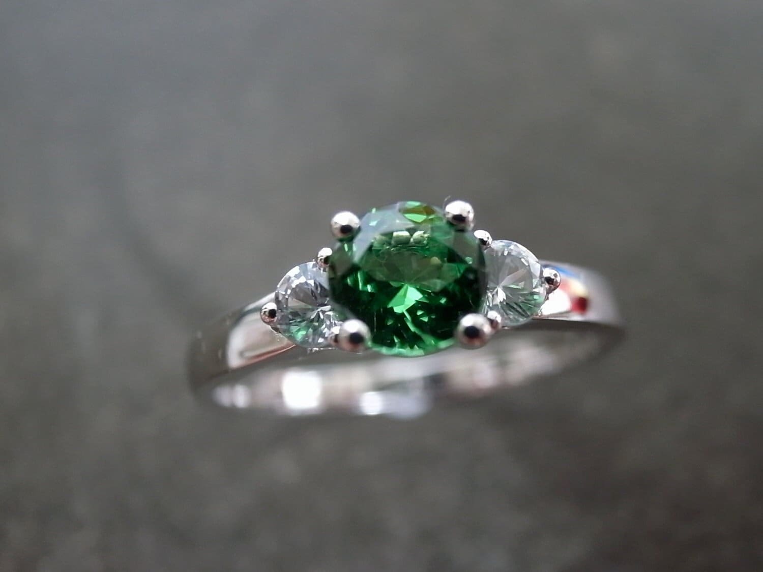 Grüner Granat Ring | Weißer Saphir Drei Steine Grüner Verlobungsring in 585Er Weißgold Schmuck Vergoldete Edelstein Grüner Granat Ring | Weißer Saphir Drei Steine Grüner Verlobungsring in 585Er Weißgold Schmuck Vergoldete Edelstein von honngaijewelry