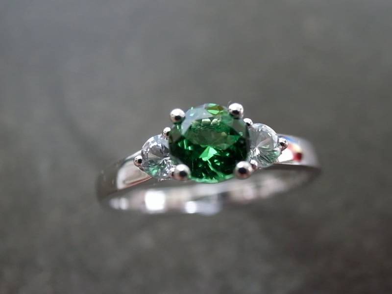 Grüner Granat Ring | Weißer Saphir Drei Steine Grüner Verlobungsring in 585Er Weißgold Schmuck Vergoldete Edelstein von honngaijewelry