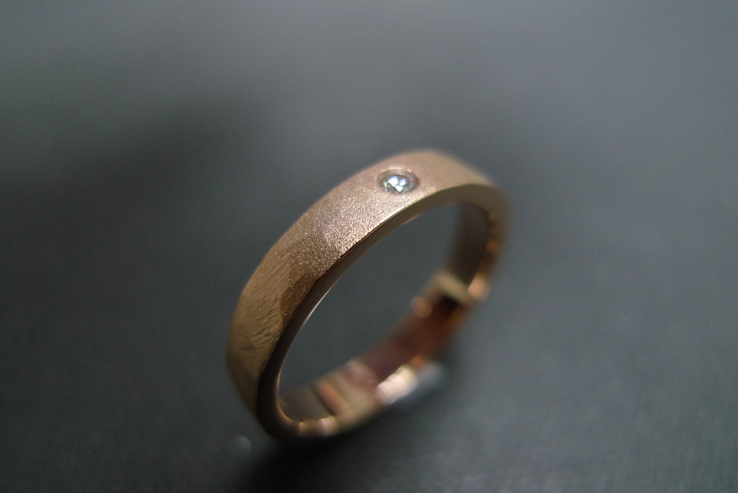 Herrenring Hammerschlag Matt Satinierter Ehering in 14K Rose Gold Herrenring Hammerschlag Matt Satinierter Ehering in 14K Rose Gold von honngaijewelry