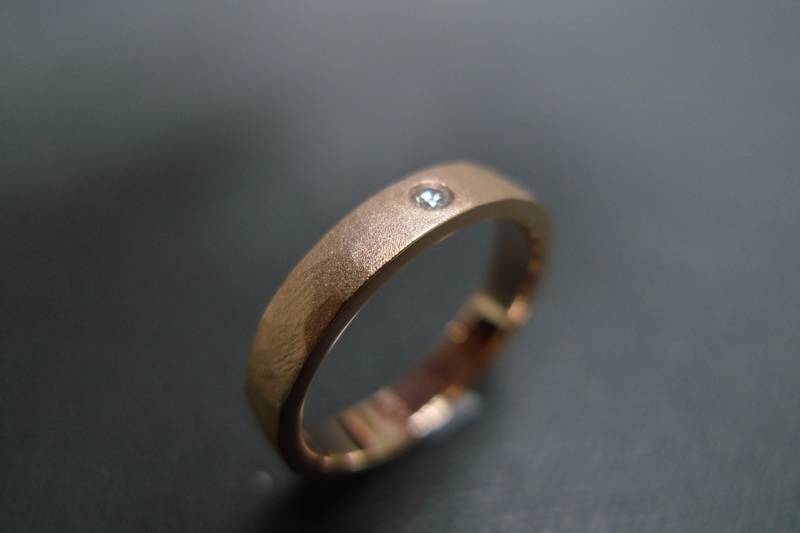 Herrenring Hammerschlag Matt Satinierter Ehering in 14K Rose Gold von honngaijewelry