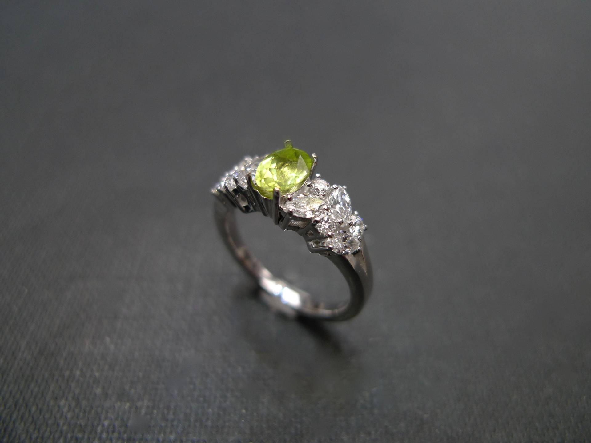 Marquise Diamant, Rund Diamant Im Brillantschliff Und Peridot Verlobungsring in 14K Weißgold Marquise Diamant, Rund Diamant Im Brillantschliff Und Peridot Verlobungsring in 14K Weißgold von honngaijewelry