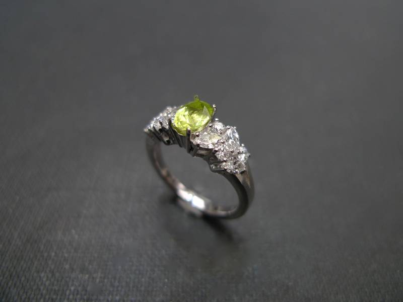 Marquise Diamant, Rund Diamant Im Brillantschliff Und Peridot Verlobungsring in 14K Weißgold von honngaijewelry