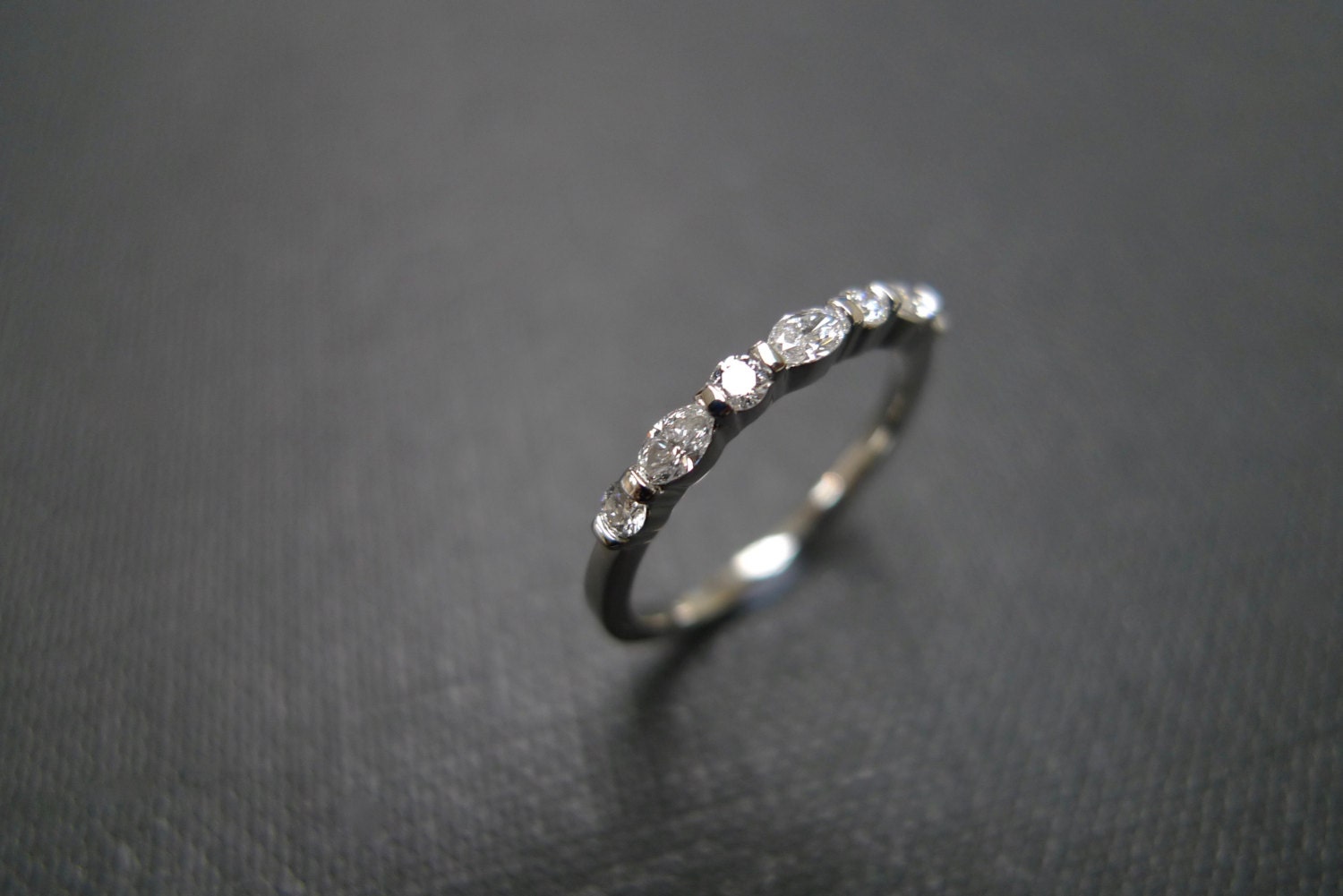 Marquise Formschliff Diamant Ehering in Platin Marquise Formschliff Diamant Ehering in Platin von HnjewelryStore