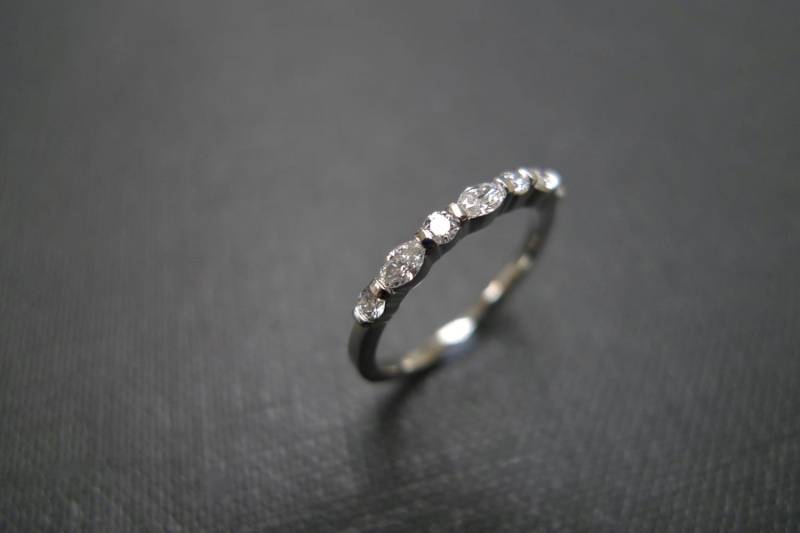 Marquise Formschliff Diamant Ehering in Platin von HnjewelryStore