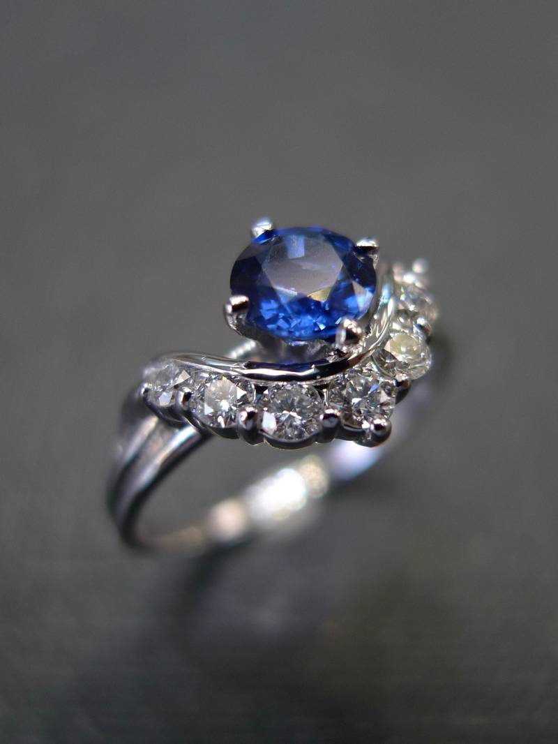 Natürlicher Blauer Saphir Und Diamant Einzigartiger Verlobungsring Aus 18K Weißgold, Handgefertigtes Edelstein-Geschenk Im Vintage-stil Für Sie von honngaijewelry