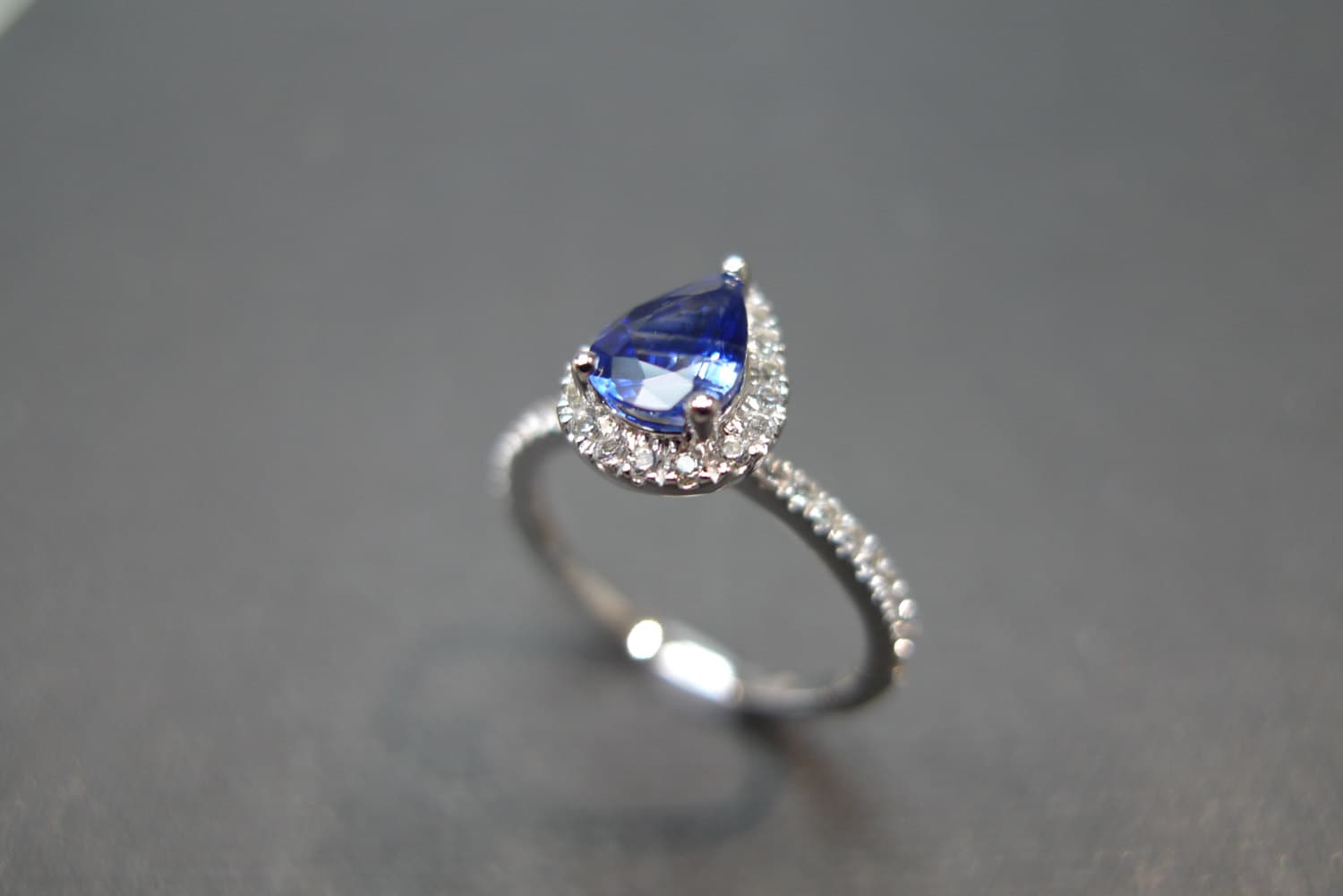 Natürlicher Verlobungsring Aus Blauem Saphir Und Weißem in 14K Weißgold Natürlicher Verlobungsring Aus Blauem Saphir Und Weißem in 14K Weißgold von honngaijewelry