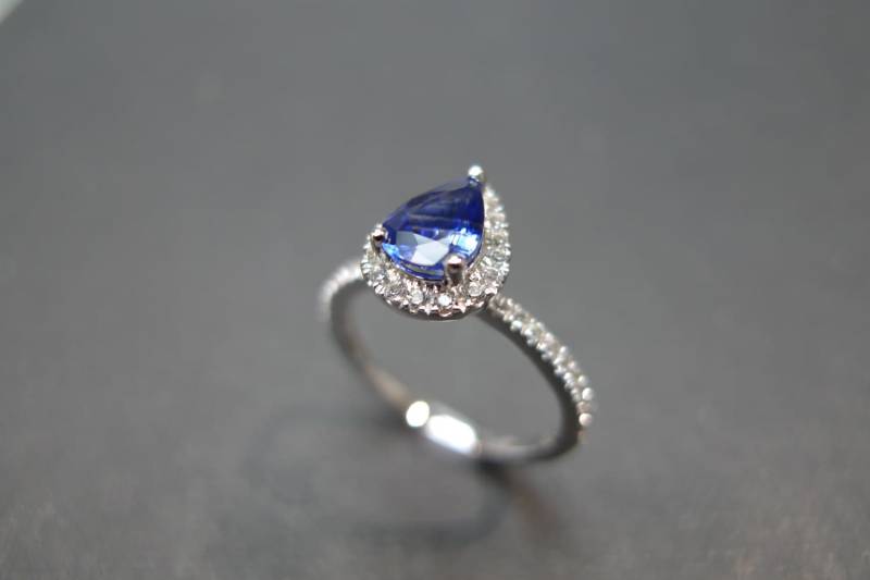 Natürlicher Verlobungsring Aus Blauem Saphir Und Weißem in 14K Weißgold von honngaijewelry