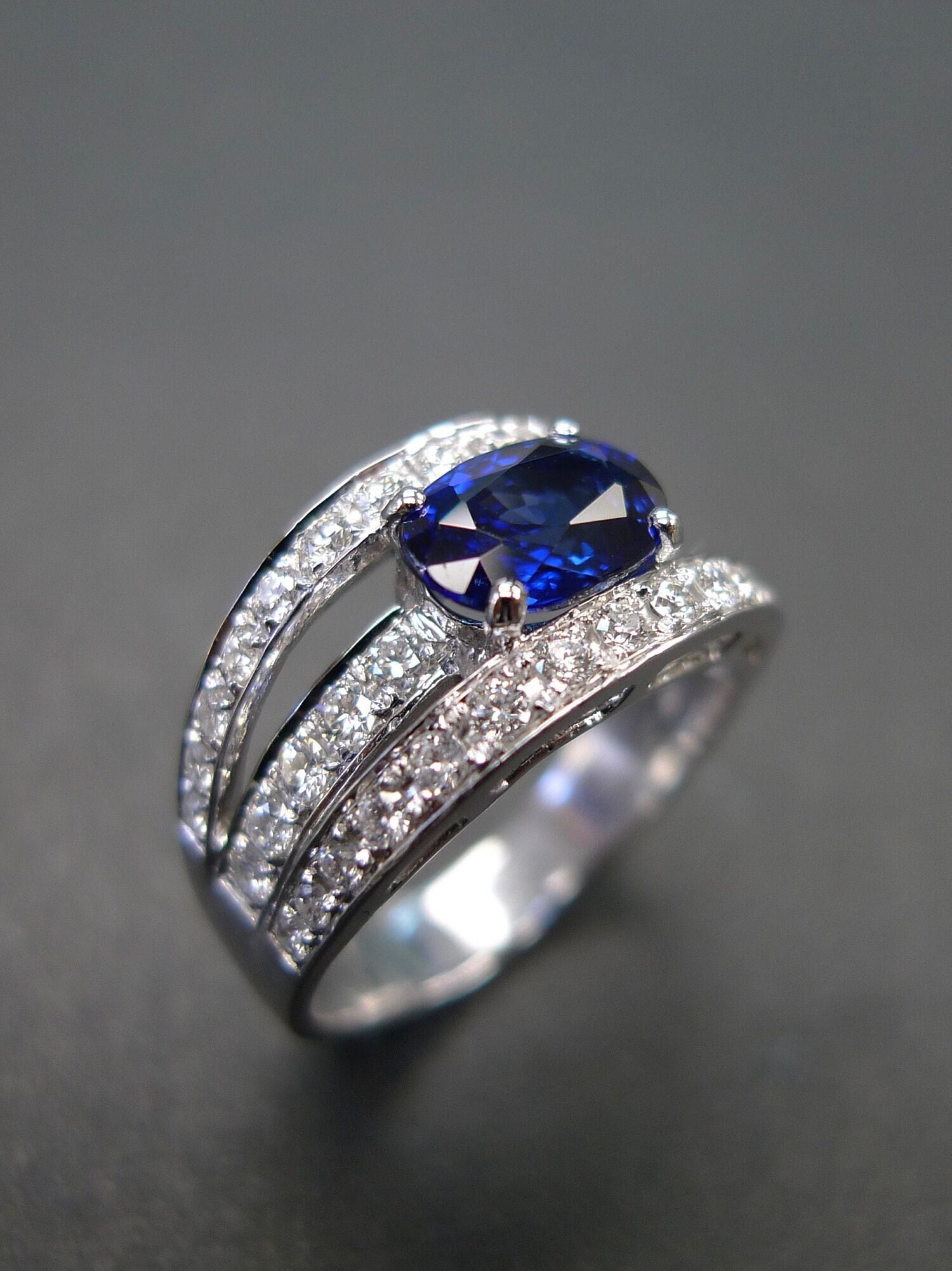 Oval Blauer Saphir Und Diamant Ring Aus 14K Weissgold, Königsblauer Moissanite Lab Vintage Band Oval Blauer Saphir Und Diamant Ring Aus 14K Weissgold, Königsblauer Moissanite Lab Vintage Band von honngaijewelry