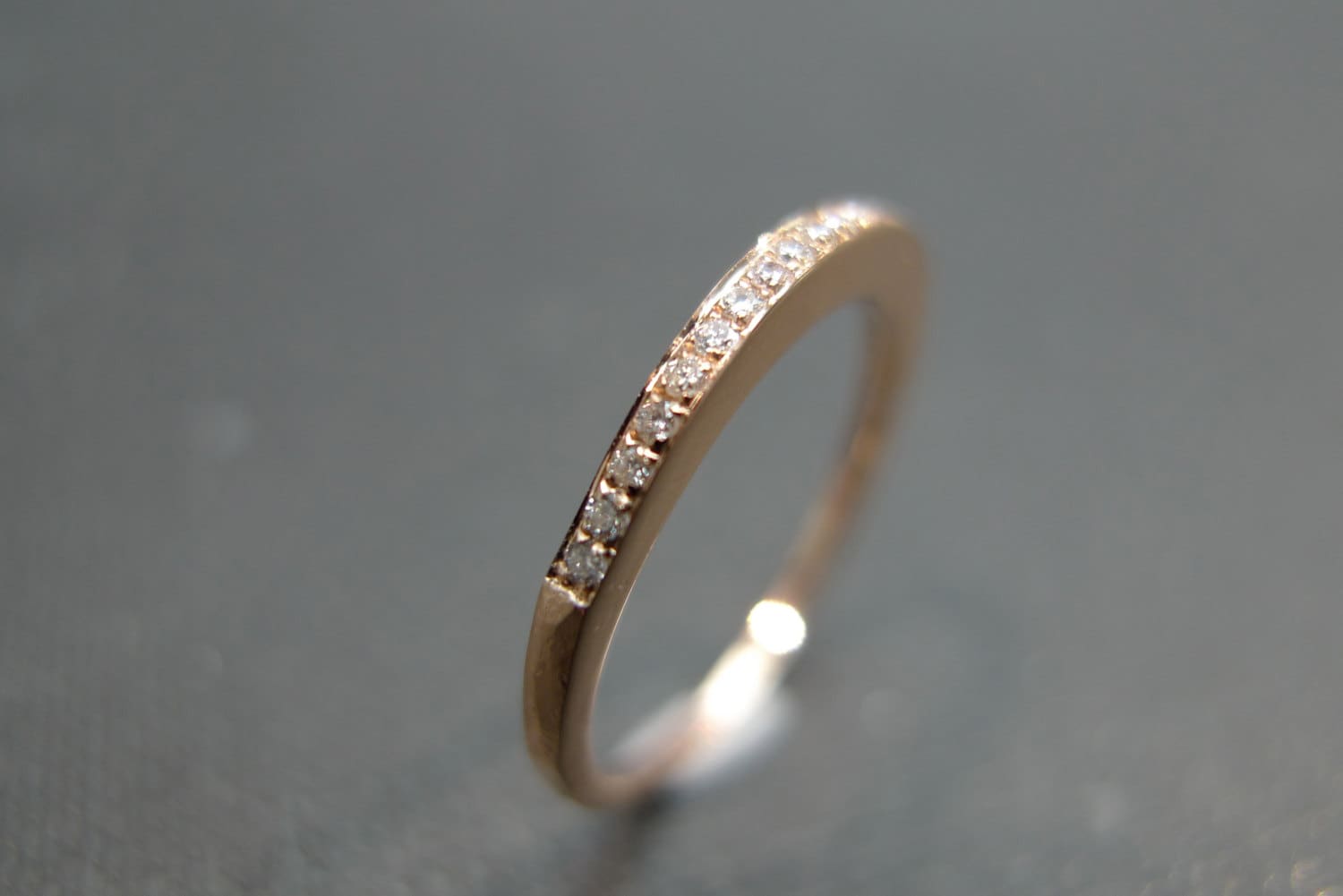 Pave Set Hammer Matt Satin Hochzeit Dünne Bandring in 14K Rose Gold Pave Set Hammer Matt Satin Hochzeit Dünne Bandring in 14K Rose Gold von honngaijewelry
