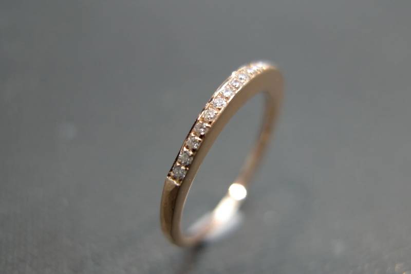 Pave Set Hammer Matt Satin Hochzeit Dünne Bandring in 14K Rose Gold von honngaijewelry