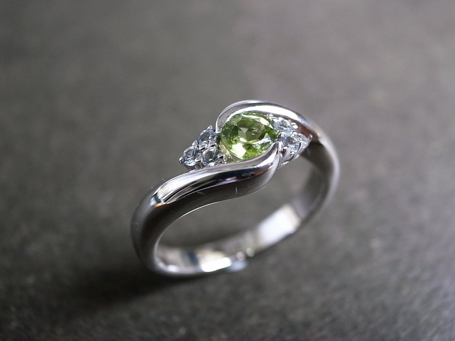 Peridot Verlobungsring | Drehring Weißer Saphir Ring Grüner Stein Spannring Edelstein-Ring Peridot Verlobungsring | Drehring Weißer Saphir Ring Grüner Stein Spannring Edelstein-Ring von honngaijewelry