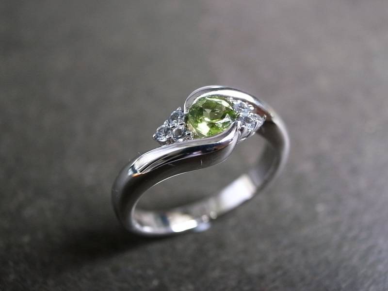 Peridot Verlobungsring | Drehring Weißer Saphir Ring Grüner Stein Spannring Edelstein-Ring von honngaijewelry