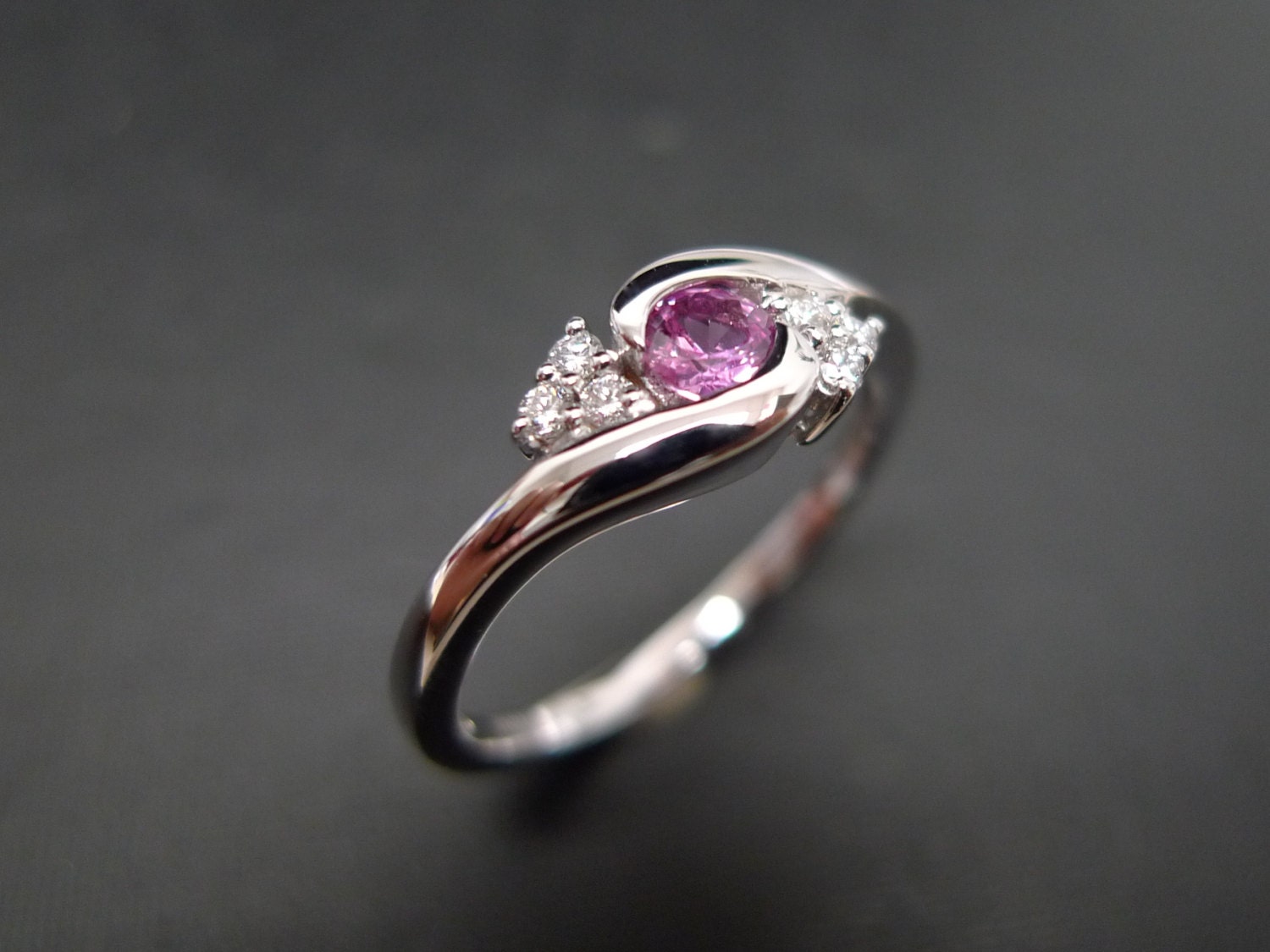 Rosa Saphir Ring, Einzigartige Verlobung Tension Kurve Weißgold Frauen Edelstein Birthstone Vorschlag Statement Brautgeschenk Valentine Schmuck Rosa Saphir Ring, Einzigartige Verlobung Tension Kurve Weißgold Frauen Edelstein Birthstone Vorschlag Statement Brautgeschenk Valentine Schmuck von honngaijewelry