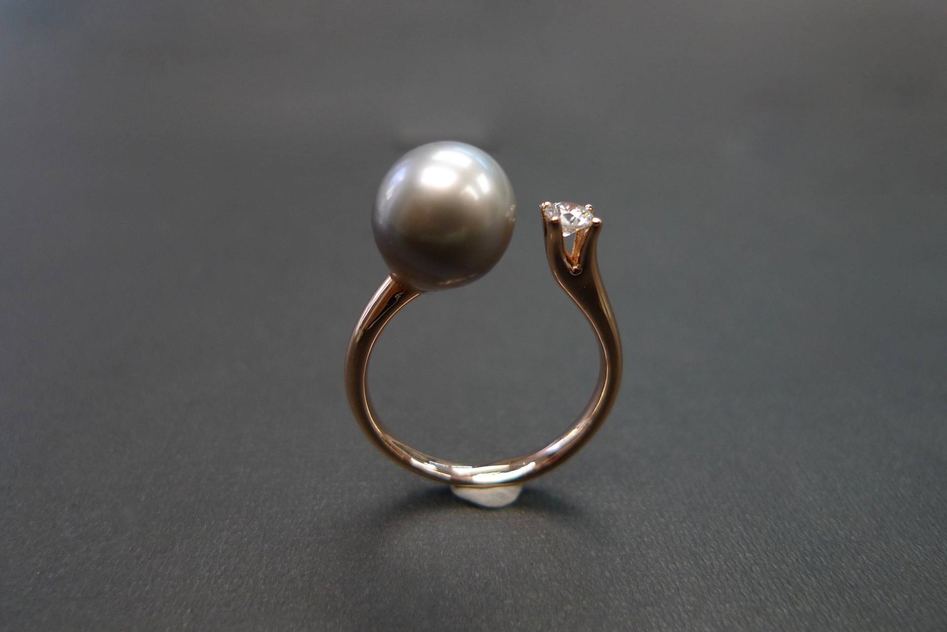 Runde Form Schwarze Perle Und Runder Brillantschliff Diamant Offener Ring in 18K Roségold Runde Form Schwarze Perle Und Runder Brillantschliff Diamant Offener Ring in 18K Roségold von honngaijewelry