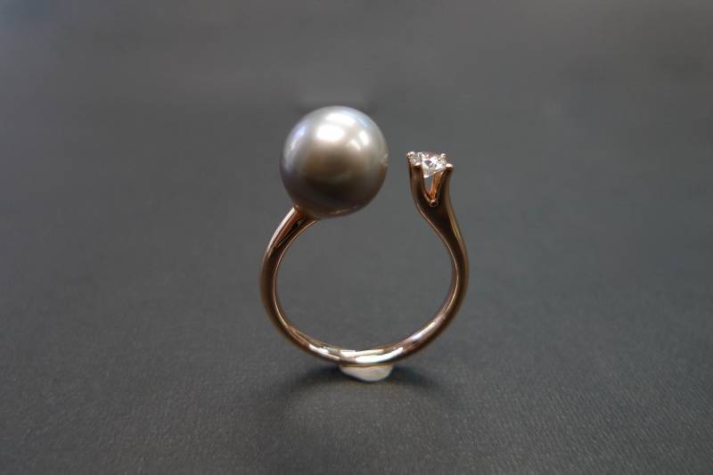 Runde Form Schwarze Perle Und Runder Brillantschliff Diamant Offener Ring in 18K Roségold von honngaijewelry