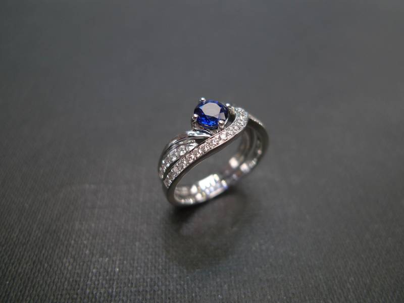 Set Aus Zwei Blauen Saphir Diamant Verlobungsring Und Ehering 750Er Weißgold von honngaijewelry