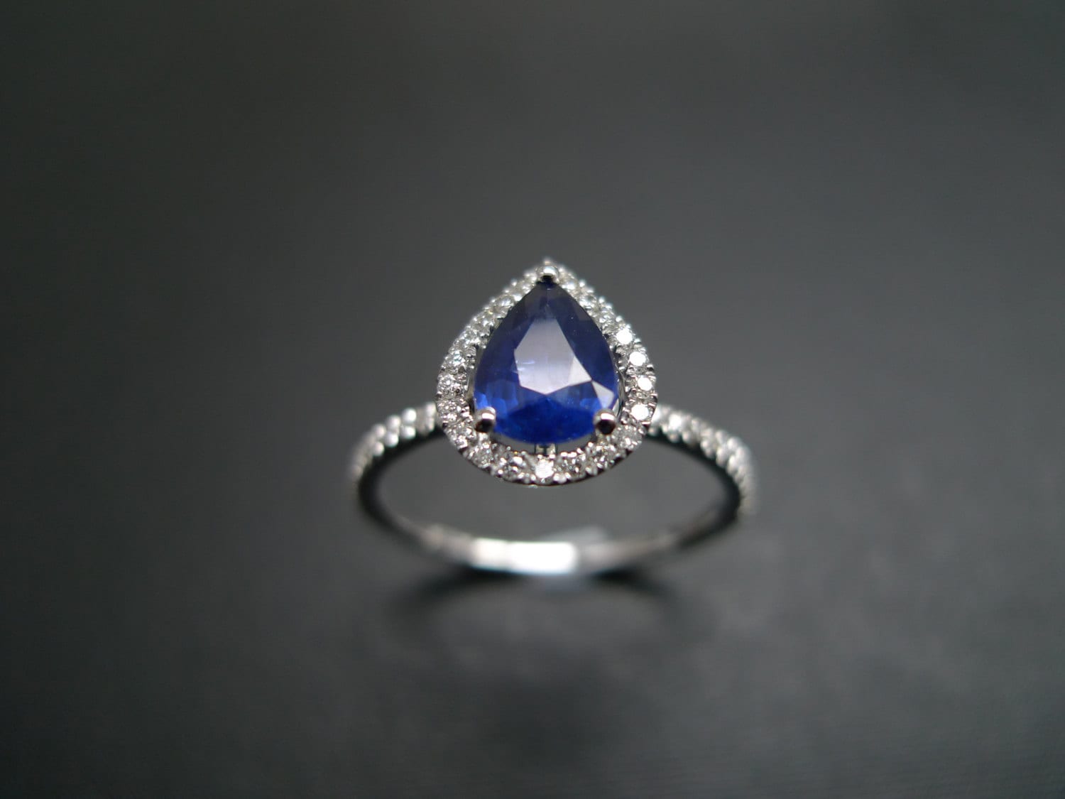 Tropfen Blauer Saphir Diamant Verlobungsring Tropfen Blauer Saphir Diamant Verlobungsring von honngaijewelry