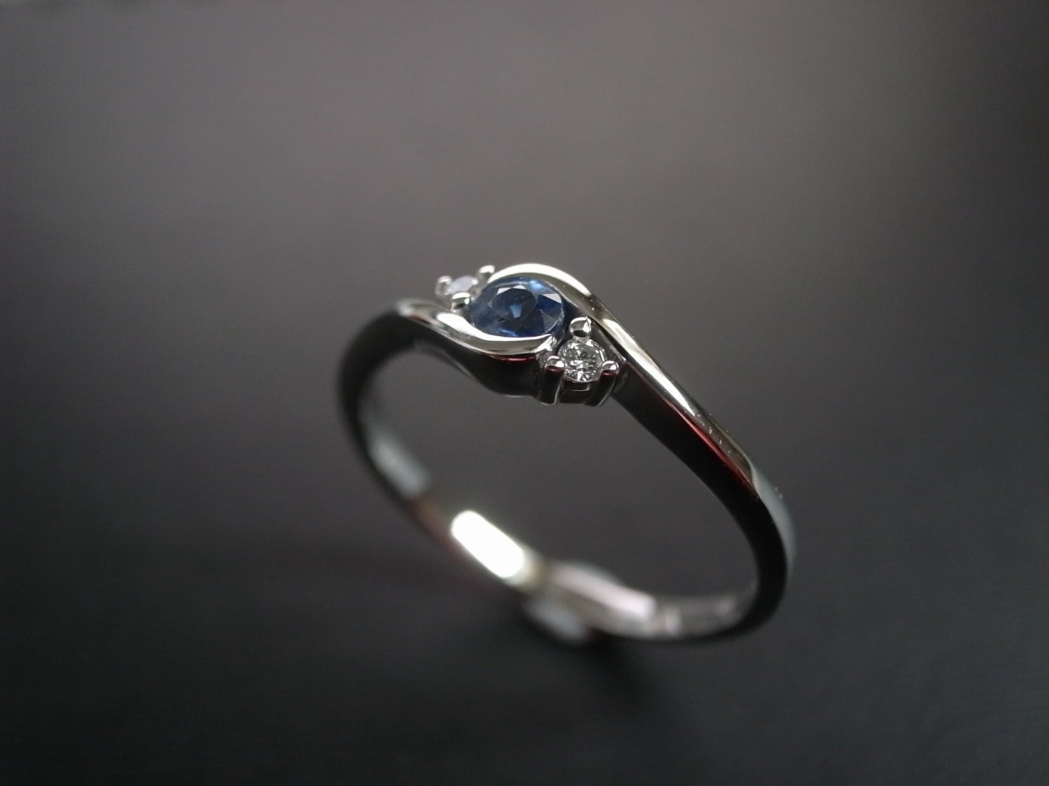 Unikat Verlobungsring | Blauer Saphir Ring Jubiläum Diamant Drei Steine Geschenk Für Sie Edelstein-Ring Unikat Verlobungsring | Blauer Saphir Ring Jubiläum Diamant Drei Steine Geschenk Für Sie Edelstein-Ring von honngaijewelry