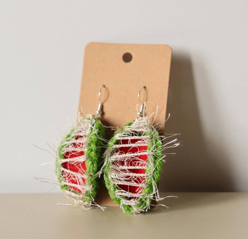 Gehäkelte Venusfliegenfalle Ohrringe - Gehäkelte Geschenkidee Gehäkelte Venusfliegenfalle Ohrringe - Gehäkelte Geschenkidee von hookedandhung